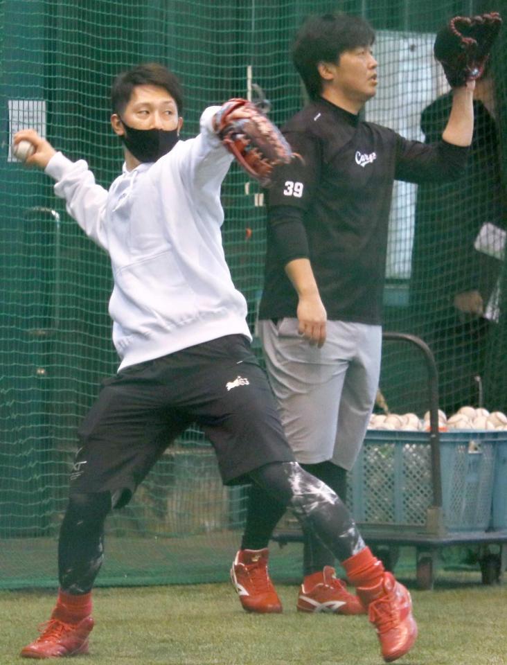 　キャッチボールをする西川