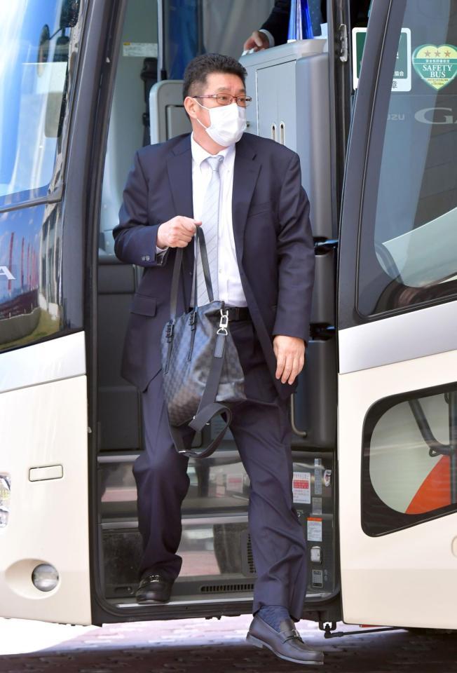 宿舎に到着し、移動のバスから降りる佐々岡監督（撮影・立川洋一郎）