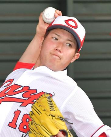 ブルペン入りして投げ込む森下（撮影・立川洋一郎）