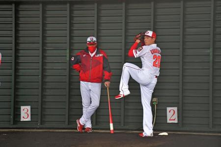 広島・栗林良吏＝コザしんきんスタジアム（撮影・立川洋一郎）