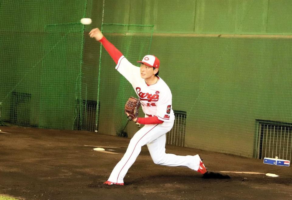 ブルペンで投げ込む大瀬良