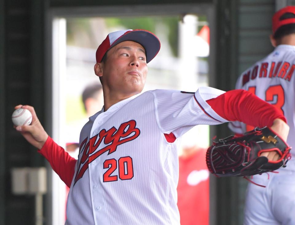 ブルペンで投げ込む栗林（撮影・立川洋一郎）