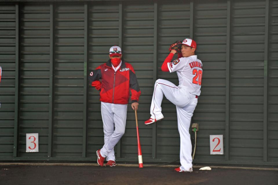 広島・栗林良吏＝コザしんきんスタジアム（撮影・立川洋一郎）