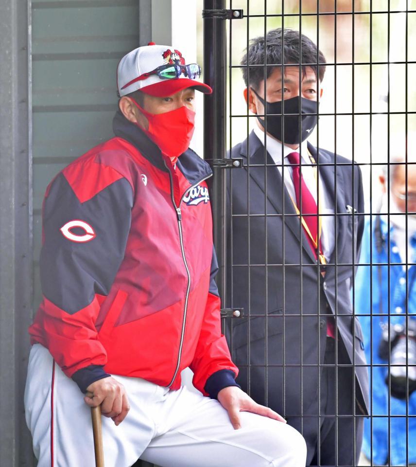 　佐々岡監督（左）と並んでブルペンで投げ込む投手陣を見守る本紙評論家・石原氏