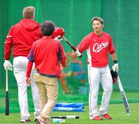 　広島・Ｋ・クロン（左）にヘルメットを渡す広島・鈴木誠也（撮影・立川洋一郎）
