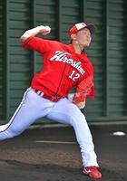 ブルペンで投げ込む広島・大道温貴＝コザしんきんスタジアム（撮影・立川洋一郎）