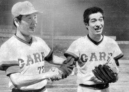 77年８月、完投勝利を挙げ古葉監督（左）と握手する高橋さん