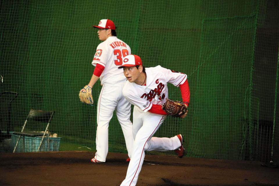 今キャンプ２度目のブルペン投球を行った大瀬良＝天福球場