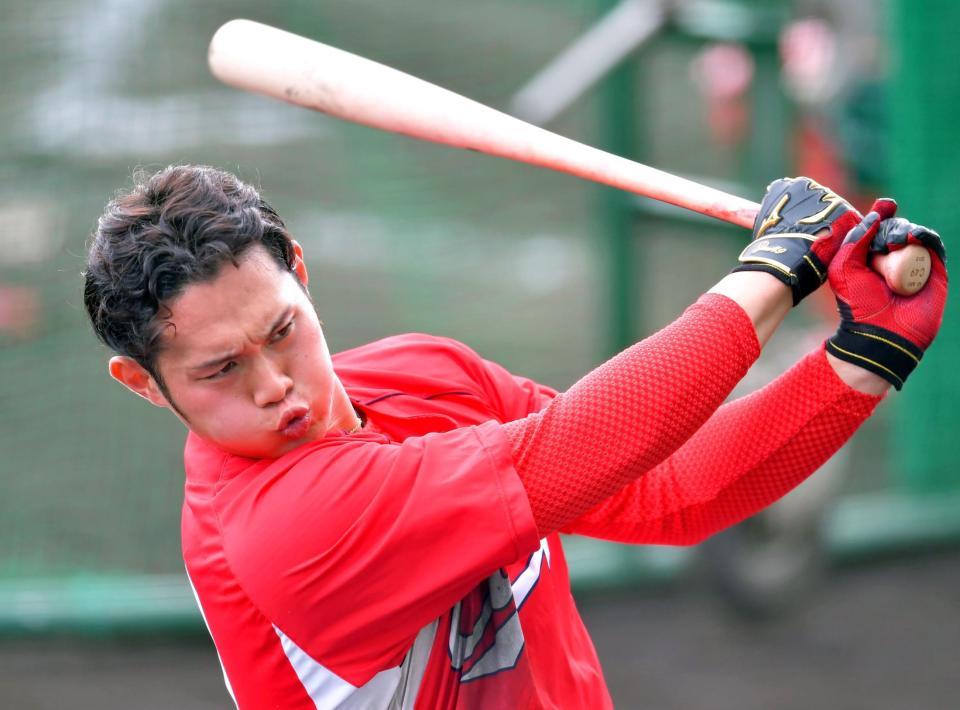 打撃練習で汗を流す広島・正随優弥＝コザしんきんスタジアム（撮影・立川洋一郎）