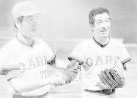 ７７年８月、完投勝利を挙げ古葉監督（左）と握手する高橋里志さん