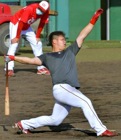 　ロングティーで豪快なスイングを見せる林（撮影・立川洋一郎）