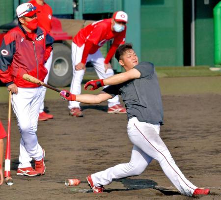 　ロングティーで豪快なスイングを見せる林。左は佐々岡監督（撮影・立川洋一郎）