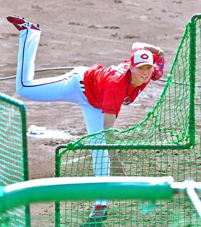 　フリー打撃に登板し打者と対戦する大道（撮影・立川洋一郎）