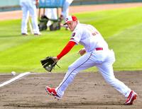 三塁でノックを受けるクロン　