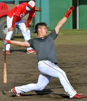 　ロングティーで豪快なスイングを見せる林（撮影・立川洋一郎）