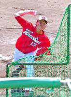 　フリー打撃に登板し打者と対戦する大道（撮影・立川洋一郎）