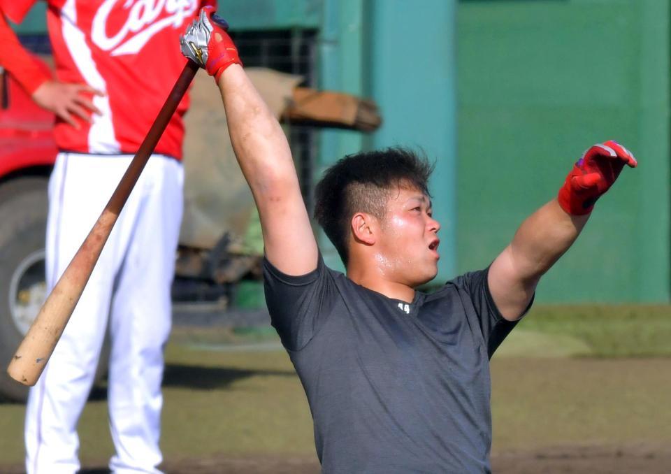 　ロングティーで豪快なスイングを見せる林（撮影・立川洋一郎）