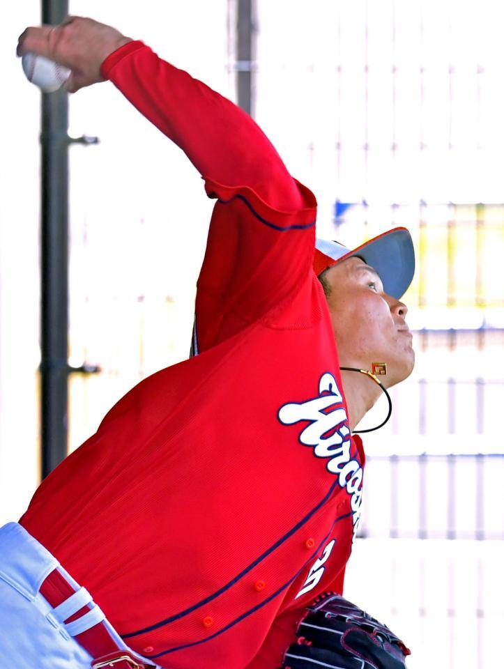 　ブルペンに入り変化球を投げ込む栗林（撮影・立川洋一郎）