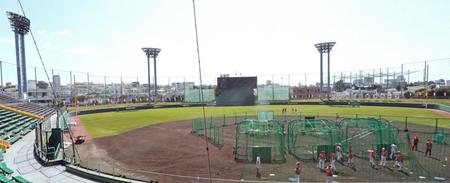 　球場を越え、外周道路へ着弾した