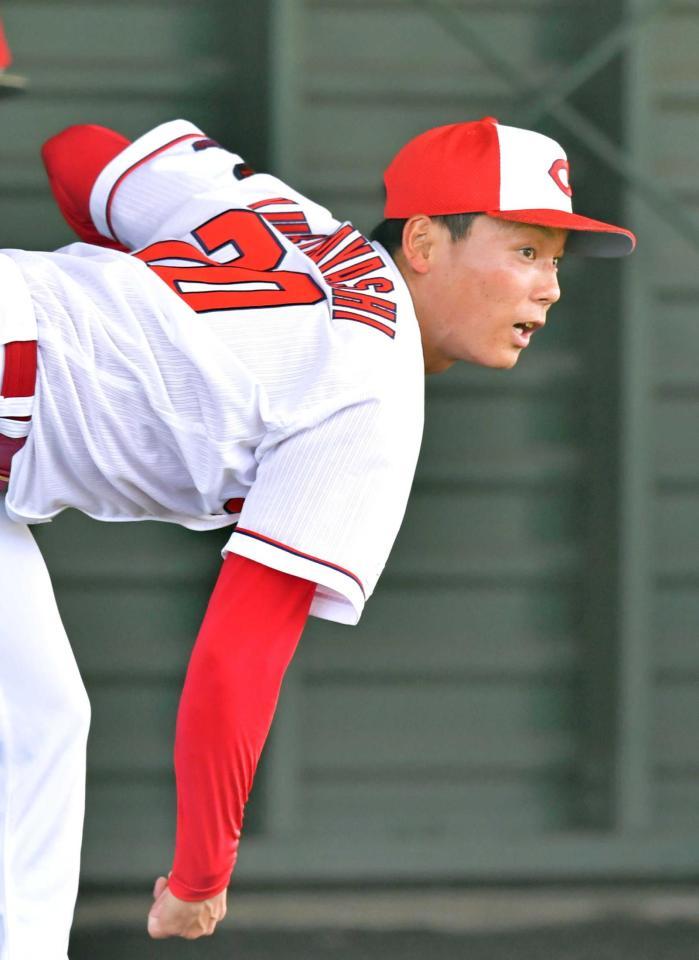 　ブルペンで投げ込む栗林