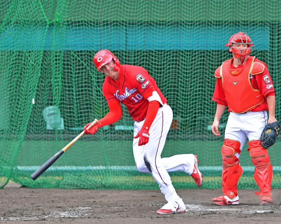 シート打撃で安打を放つ広島・Ｋ・クロン。右は捕手・広島・会沢翼＝コザしんきんスタジアム（撮影・立川洋一郎）