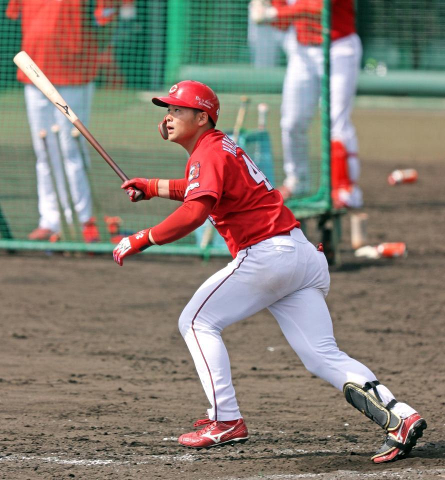 シート打撃で二塁打を放つ広島・林晃汰