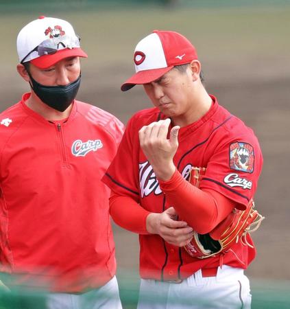 　７日、野間の打球が当たり降板する高橋昂。左は横山コーチ