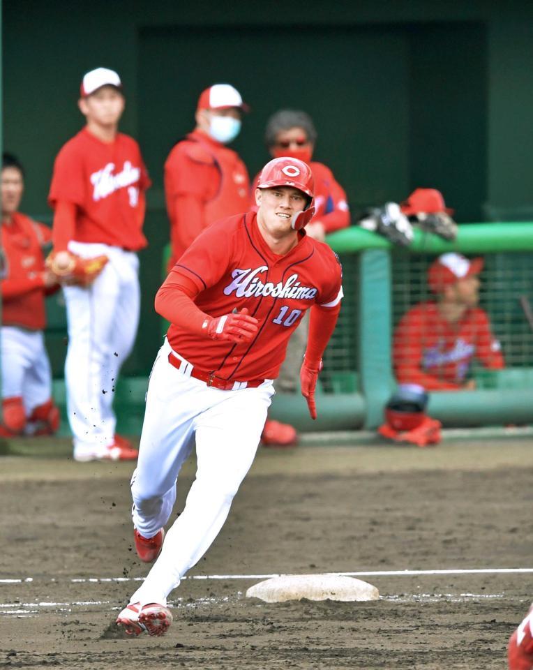 シート打撃で中越えに安打を放ち、二塁へ向かうクロン　