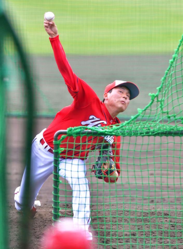 　ランチ特打に登板して投げ込む栗林（撮影・立川洋一郎）