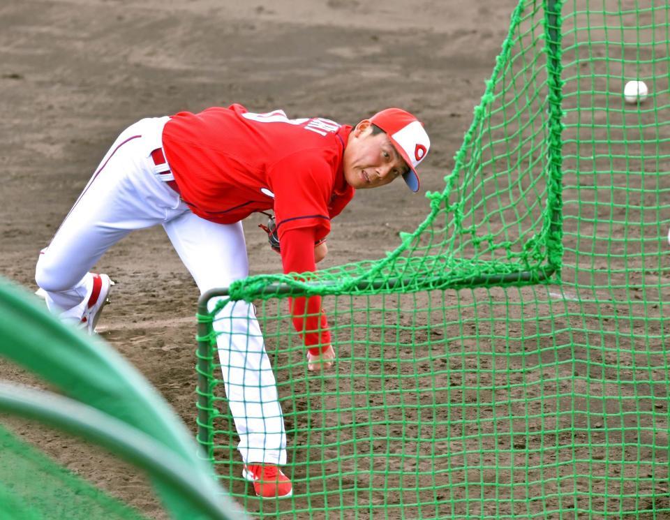 　ランチ特打で投げ込む栗林（撮影・立川洋一郎）