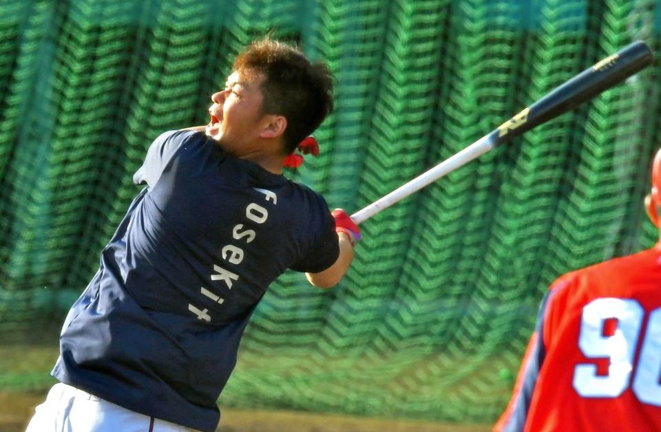 　絶叫しながらロングティーをする林（撮影・立川洋一郎）