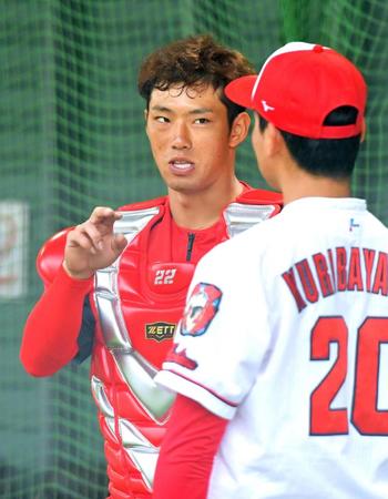 ブルペンで投球を終えた栗林（右）と言葉を交わす中村奨（撮影・立川洋一郎）
