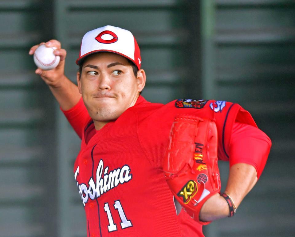 ブルペンで投げ込む広島・九里亜蓮＝４日