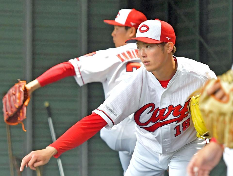 ブルペンで栗林良吏（奥）と隣り合って投げ込む広島・森下暢仁＝コザしんきんスタジアム（撮影・立川洋一郎）