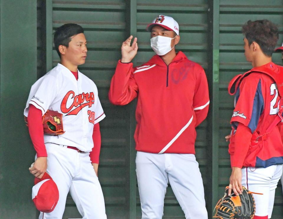 投球を終えて永川コーチ（右）のアドバイスに耳を傾ける栗林　