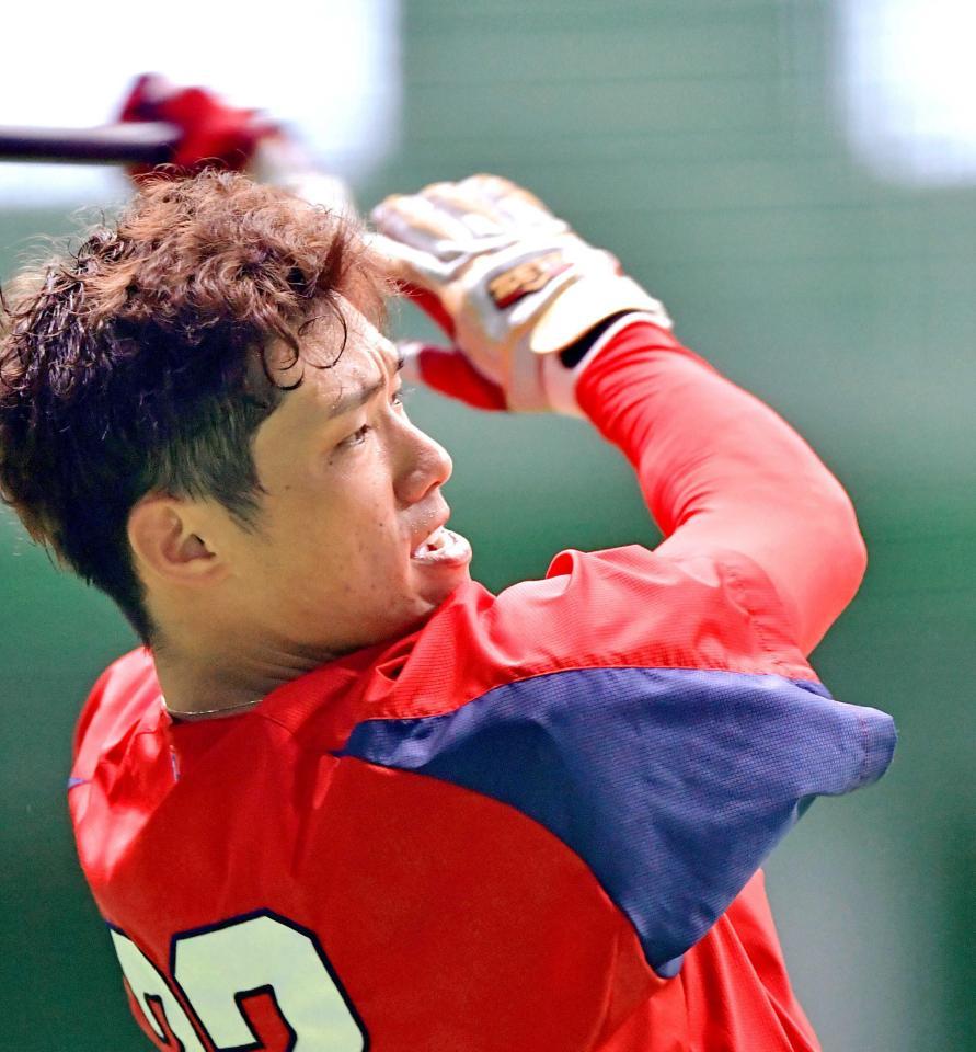 打撃練習で汗を流す中村奨　