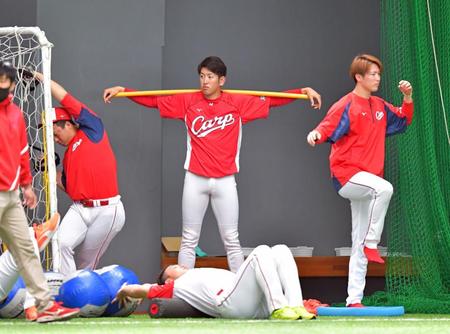 ウオーミングアップする広島投手陣＝コザしんきんドーム（撮影・立川洋一郎）