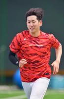 試合が中止になり走り込んで汗を流す遠藤（撮影・立川洋一郎）