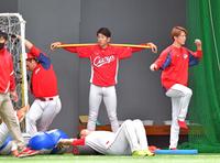 ウオーミングアップする広島投手陣＝コザしんきんドーム（撮影・立川洋一郎）