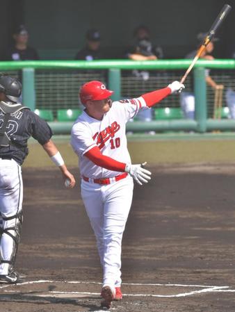 　１回、三振に倒れるクロン（撮影・立川洋一郎）