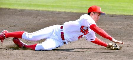 　３回、佐藤都の打球に飛びつき好捕する