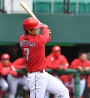 ４回、左前打を放つ広島・堂林翔太＝沖縄セルラースタジアム那覇（撮影・西岡正）