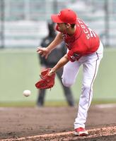 ４回、大城卓三の打球にグラブを出す広島・スコット＝沖縄セルラースタジアム那覇（撮影・西岡正）