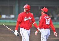 ９回表広島２死、見逃し三振に倒れベンチへ引き揚げる広島・Ｋ・クロン。右は選手交代を告げる広島・佐々岡真司監督＝沖縄セルラースタジアム那覇（撮影・立川洋一郎）