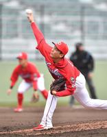 ６回に登板し力投する広島・栗林良吏＝沖縄セルラースタジアム那覇（撮影・西岡正）