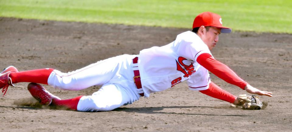 　３回、佐藤都の打球に飛びつき好捕する