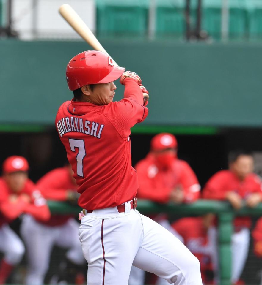 ４回、左前打を放つ広島・堂林翔太＝沖縄セルラースタジアム那覇（撮影・西岡正）