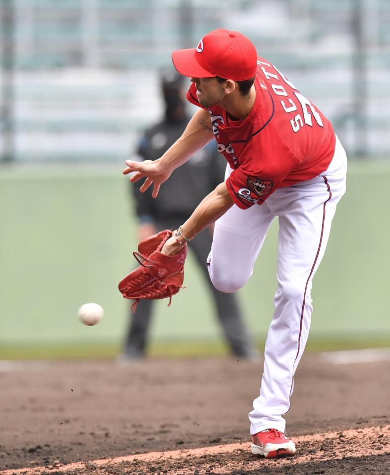 ４回、大城卓三の打球にグラブを出す広島・スコット＝沖縄セルラースタジアム那覇（撮影・西岡正）