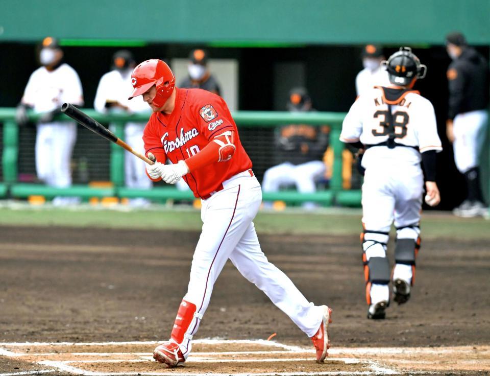 ６回表広島２死、空振り三振に倒れるクロン（撮影・立川洋一郎）