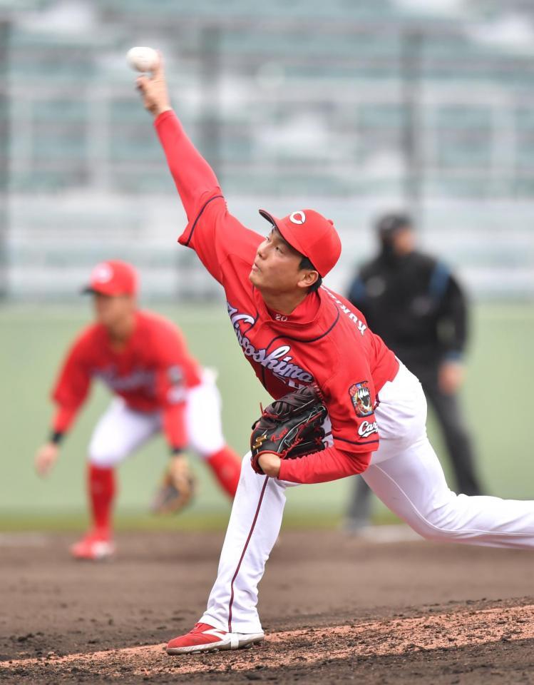 ６回に登板し力投する広島・栗林良吏＝沖縄セルラースタジアム那覇（撮影・西岡正）